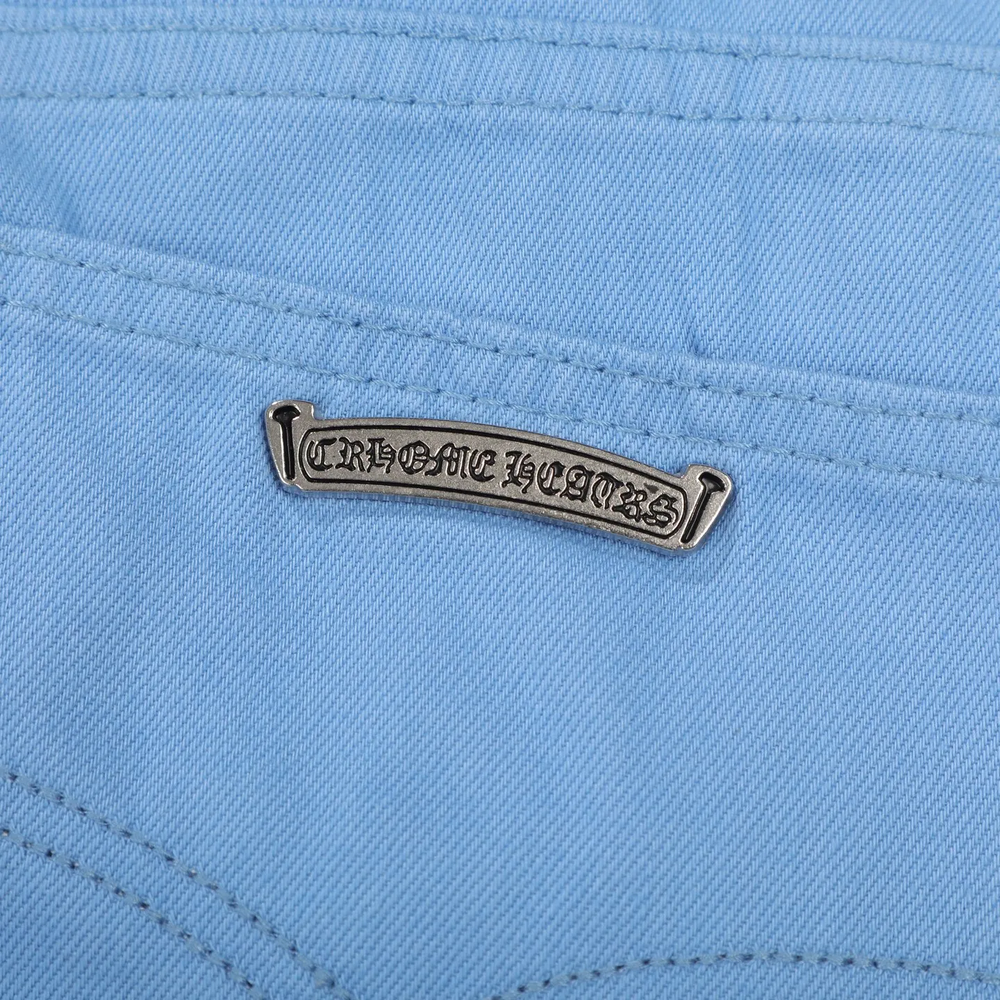 P270 Chrome hearts CH co-branded Drak Miami ice blue jeans exude uninhibited personality and unique charm. Every wear and tear is carefully designed to present a unique artistic feel. Made of imported denim fabric, which has undergone heavy industrial washing and destruction treatment, the trousers show a super cool effect on the upper body, allowing you to dominate the fashion stage.  This is more than just a pair of jeans, it is an expression of attitude. With its unique design concept and ultimate pursuit of details, Croxin breaks traditional boundaries and defines the jeans trend in the new era. The trousers are made of double-layer woven fabric with customized hardware. Special Italian cowhide is printed and cut. Custom-made sheepskin three-layer thick-line leather. The whole body is spliced ​​in heavy water washing. Craftsmen hand-splash ink. You can see the details. Three-dimensional cutting version. Loose and comfortable, not flattering to the body. Makes taller and slimmer. Seiko factory. Original quality control. Same style for men and women. Can be matched with couples. Versatile recommendation. Must-have jeans for all seasons. Color: ice blue. Size: 28-30-32-34.